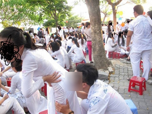 Cuối tháng 5 vừa qua, cư dân mạng được phen "dậy sóng" trước một hình ảnh "nhạy cảm" của học sinh cuối cấp. Trong đó, nam sinh tại một trường THPT ở Đà Nẵng đã có hành động phản cảm khi hôn vào mông của bạn nữ cùng lớp ngay tại sân trường trong ngày chia tay.
