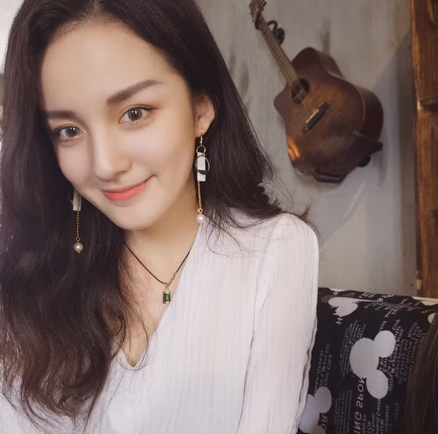 Không chỉ vậy, Trần Minh còn ghi điểm vì luôn cố gắng đổi mới hình ảnh. Cô bạn này chẳng có phong cách nào cả, khi thì cá tính, khi dịu dàng, lúc thì quyến rũ, lúc lại bụi bặm đến lạ.