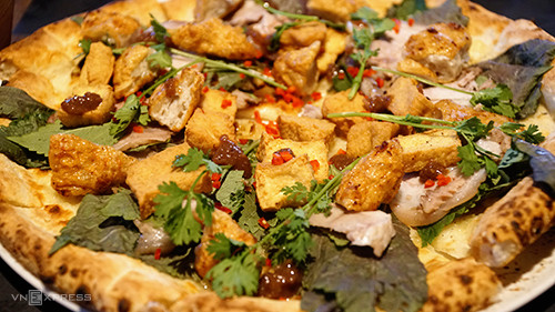 Món pizza bún đậu mắm tôm từng gây bão trên MXH và nhận khá nhiều sự tương tác từ CĐM. Ảnh: Vnexpress