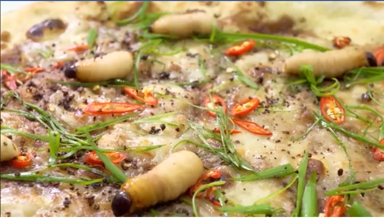 Những chiếc pizza đuông dừa xuất hiện trong clip quảng cáo nhà hàng tại Hà Nội. Ngay sau khi xuất hiện, những hình ảnh về chiếc bánh này ngay lập tức gây bão trên MXH.