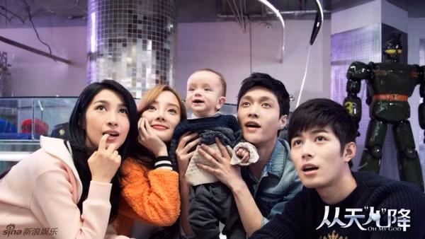 Ở vị trí thứ 10 là Đứa trẻ từ thiên đường do đạo diễn Ngụy Dân thực hiện. Phim có sự tham gia của Trần Học Đông, Trương Nghệ Hưng, Khương Văn, Lý Tiểu Lộ, ra mắt khán giả vào tháng 12/2015. Bộ phim nhận được sự quan tâm của khán giả nhờ sức hút của Chương Tử Di trong vai trò nhà sản xuất. Phim là câu chuyện về cặp vợ chồng mong có con rồi đột nhiên xuất hiện đứa bé từ trên trời rơi xuống. Sau công chiếu, Đứa trẻ từ thiên đường bị chê không tạo ra tiếng cười, tiết tấu rời rạc, thiếu logic. Trên Douban, 58,9% ý kiến chấm phim 1 điểm, đạt điểm trung bình 3,4/10 - một con số rất thấp.