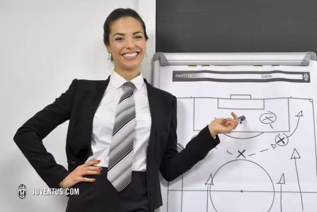 Trong bộ ảnh mới của mình, Laura Barriales khiến nhiều NHM Juventus tại Italy cũng như thế giới phải liêu xiêu.