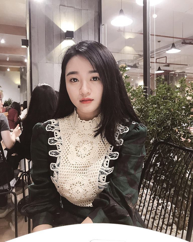 Dung Trần sở hữu nhan sắc vô cùng xinh xắn. Với mái tóc đen dài, đôi mắt to tròn cùng làn da trắng, nhìn gái xinh Nghệ An vừa dịu dàng lại vừa thu hút.