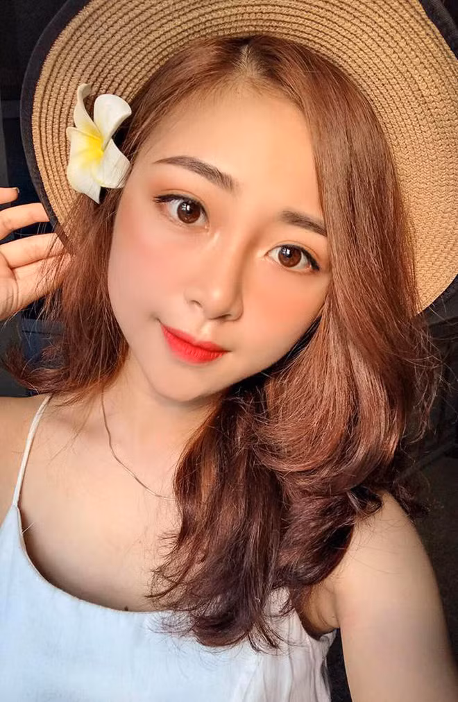 Nhật Linh, sinh năm 1998. Trước khi biến đến bằng biệt danh bạn gái tin đồn Văn Đức, cô nàng từng nổi tiếng nhờ hình tượng cô giáo mầm non xinh đẹp.