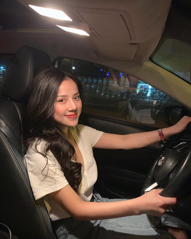 Thương Võ tên thật Võ Thị Thương, sinh năm 1992. Cô nàng này gây ấn tượng bằng khuôn mặt xinh xắn, sắc sảo cùng thân hình hấp dẫn, quyến rũ.