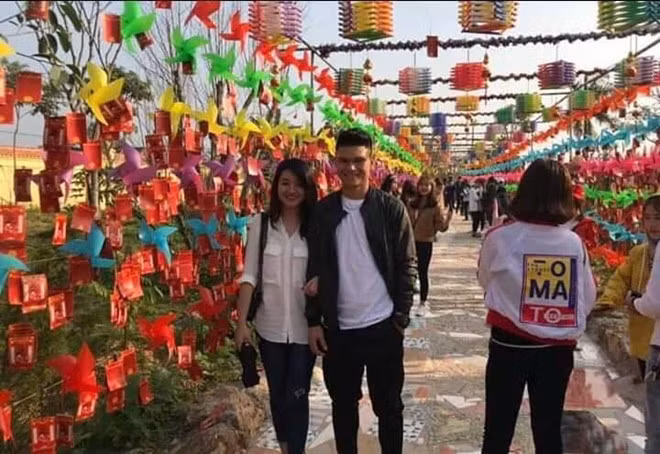 Phạm Xuân Mạnh cũng có nửa kia đến từ xứ Nghệ. Cô nàng bạn gái tuyển thủ U23 này có tên Dung Trần.