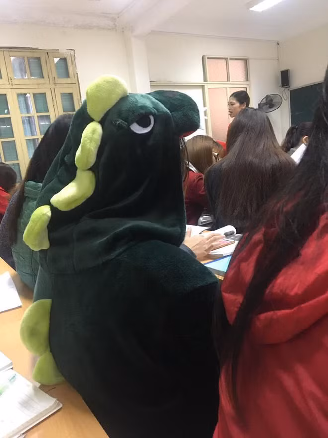  Bộ quần áo khủng long liền thân chắc hẳn sẽ ấm hơn những bộ quần áo rời bình thường. Chưa hết mặc dù giữa đám đông nhưng bộ quần áo của nữ sinh trên nhìn cực nổi bật khiến nhiều người phải ngoái nhìn.