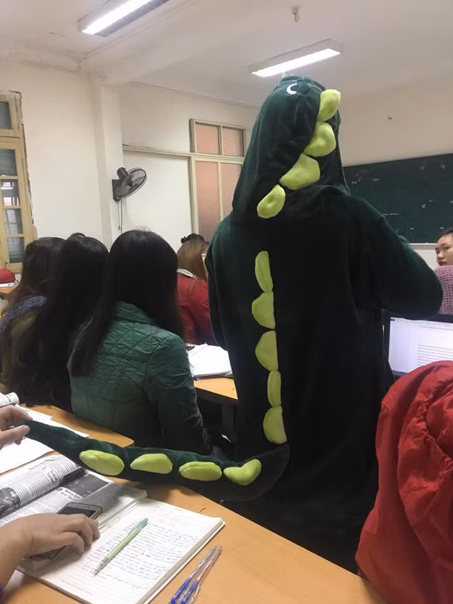 Được biết, những hình ảnh và clip đăng tải được ghi lại tại lớp K3-CTXHA, Học viện Phụ Nữ Việt nam. Bạn M.M góp mặt trong lớp học cho hay, khi cô "khủng long" này vừa bước vào cả lớp đã cười bò ra, ngay cả cô giáo cũng "bó tay". Tuy nhiên, ngoài những lời khen dễ thương, trang phục độc đáo của cô nữ sinh này cũng tạo ra tranh cãi khi một số bạn trẻ cho rằng việc mặc một bộ đồ "nhắng nhít" như vậy để lên lớp là thiếu nghiêm túc.