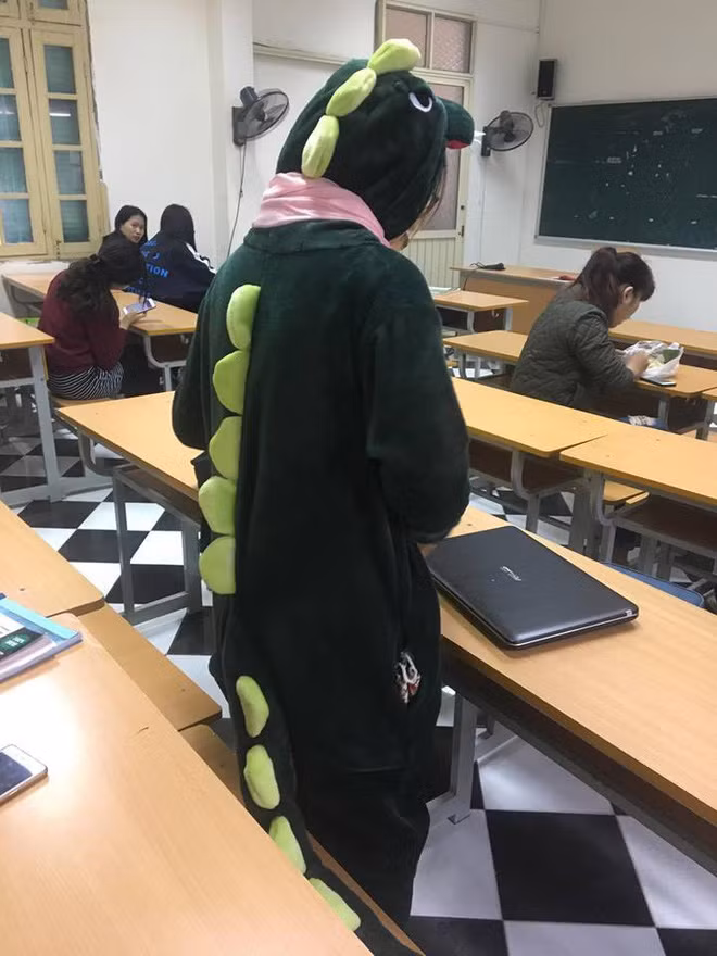 Mới đây trên mạng xã hội những hình ảnh về nữ sinh mặc bộ đồ khủng long xanh rất lạ mắt tới trường khiến cộng đồng mạng xôn xao.