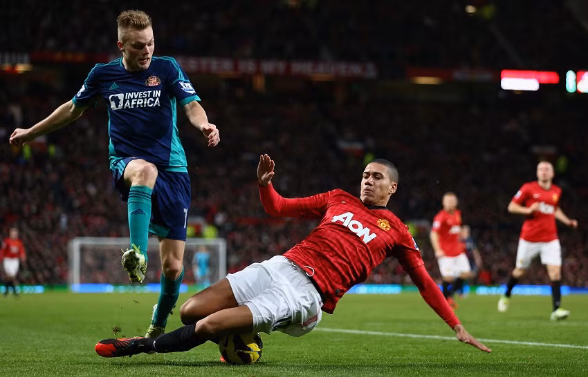 Chính Smalling chốt chặn đáng tin cậy của MU mùa giải này. Dưới thời của HLV Louis van Gaal, hậu vệ người Anh có sự trưởng thành vượt bậc, cả về chuyên môn lẫn tâm lý thi đấu, qua đó khẳng định vị trí của mình trong lòng người hâm mộ MU.