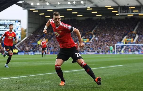 Schneiderlin luôn thi đấu tròn vai và có 1 cuộc sống khá bình dị. Chính điều đó khiến anh rất được lòng các CĐV của MU ở thời điểm hiện tại.