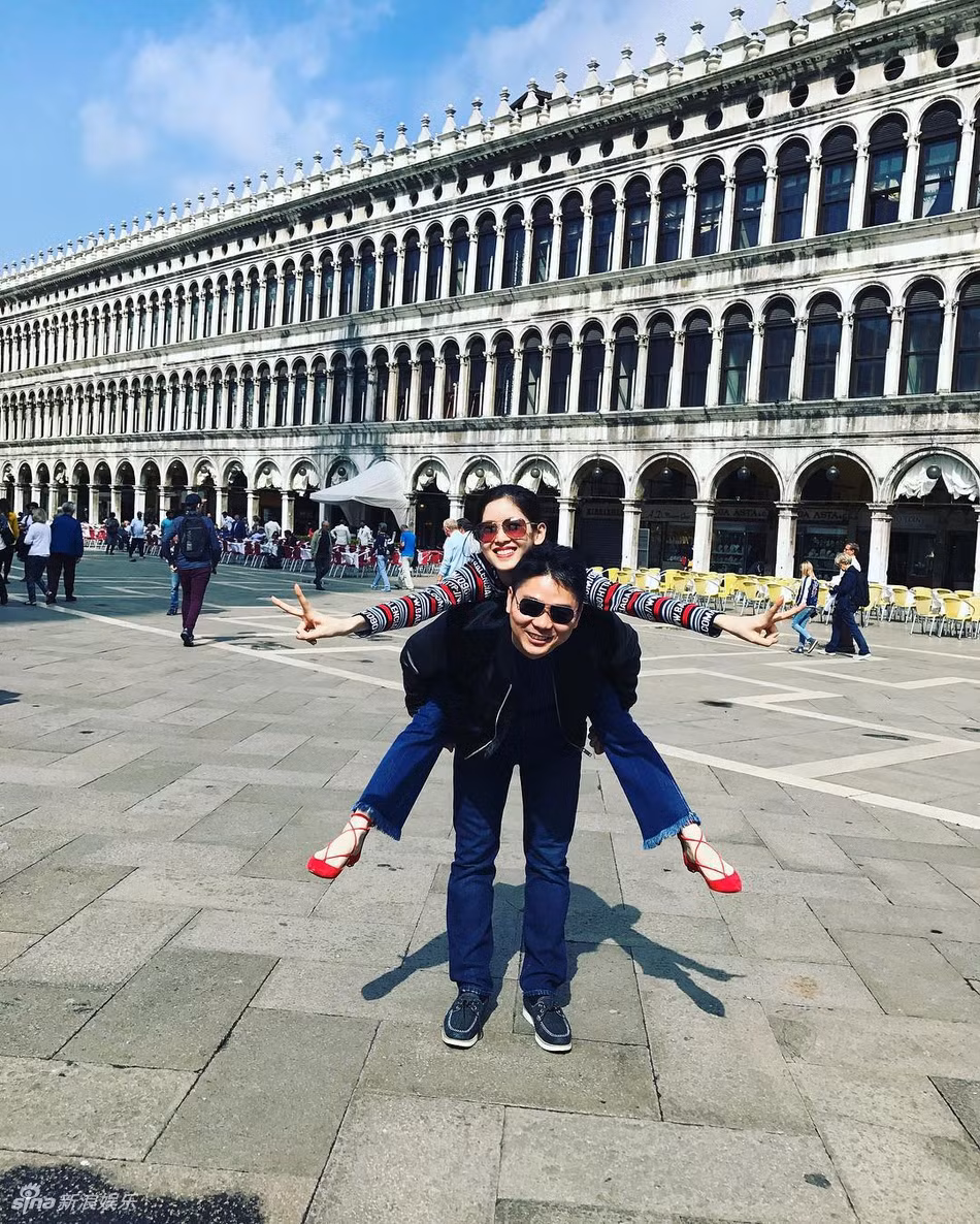 Sau một thời gian nổi tiếng, "hot girl trà sữa" Chiết Thiên được nhiều người ngỏ lời yêu nhưng cô lại công khai tình cảm với người tình hơn mình 19 tuổi tên Lưu Cường Đông. Mối tình này nhận được rất nhiều sự quan tâm và đi kèm theo đó là những lời bình phẩm khá đa chiều.