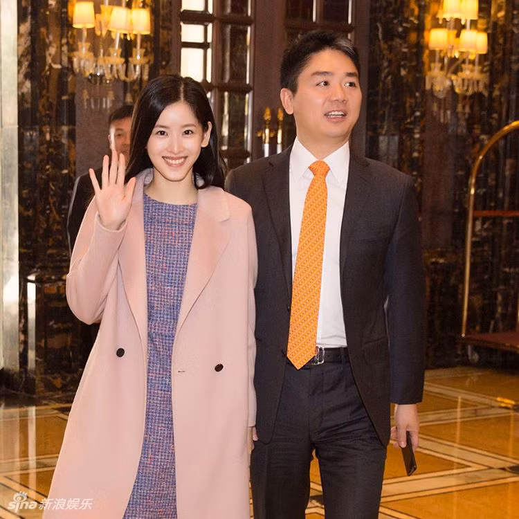 Chia sẻ trên trang cá nhân, Chiết Thiên cho rằng cô cảm thấy vô cùng thoải mái bên cạnh gia đình nhỏ của mình và nhan sắc chỉ là thứ bề ngoài còn điều cốt lõi quan trọng đó chính là tình cảm.