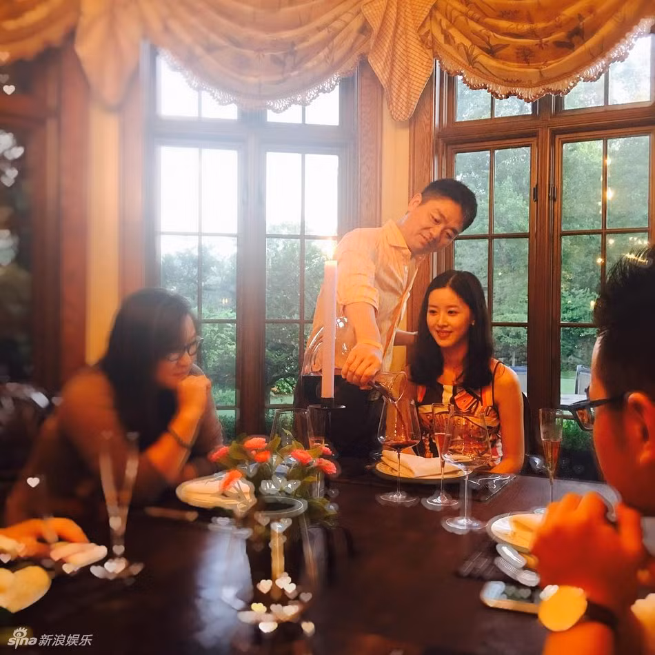 Bỏ ngoài tai những lời bình luận ác ý của dân mạng, hot girl Trương Chiết Thiên vẫn vô tư để chu toàn nghĩa vụ làm vợ và làm mẹ của mình.