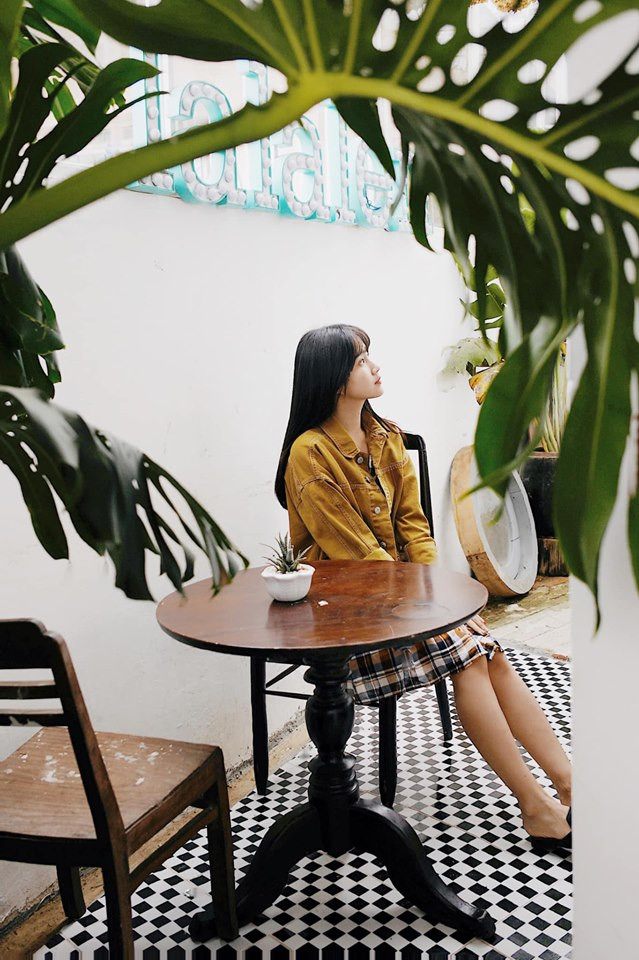 Hot girl Kiều Trinh hài hước: "Trứng rán cần mỡ, bắp cần bơ. Yêu không cần cớ, cần anh cơ".