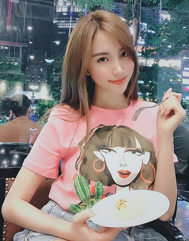 Hạnh Sino tận hưởng cuộc sống bên món bánh kem yêu thích.