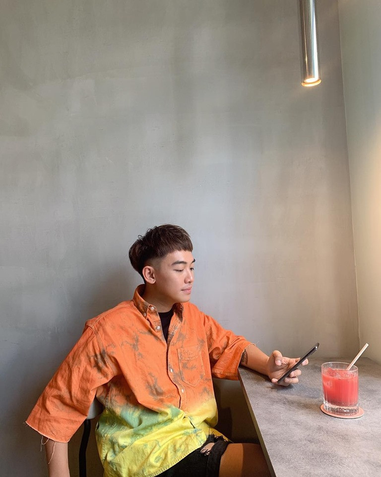 Sợ Facebook bị "mốc" Phở nhanh chóng khoe ảnh bản thân: "Up con ảnh cho đỡ mốc meo".