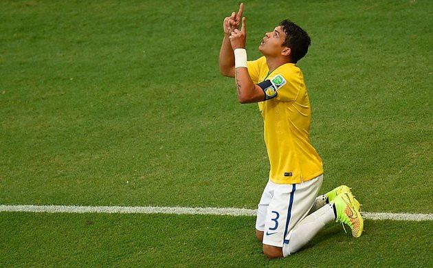 Thêm một cầu thủ Brazil nữa sùng Thiên chúa giáo. Đội trưởng Thiago Silva luôn nghĩ rằng mọi khó khăn sẽ có Chúa giúp đỡ và hãy cứ sống tốt nhất và cố gắng hết mình thì đấng tối cao sẽ nhìn thấy.