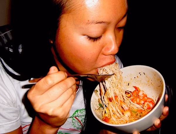 Nhai nhồm nhoàm khi ăn. Đây cũng là lý do cha mẹ chúng ta luôn không ngừng dạy dỗ chúng ta về phép lịch sự khi ăn uống. Hình ảnh của bạn trong mắt anh ấy sẽ xấu đi rất nhiều nếu bạn để anh ấy nhìn thấy bạn trong bộ dạng khó coi như vậy. Hãy lịch sự ngay cả khi chỉ có 2 người.