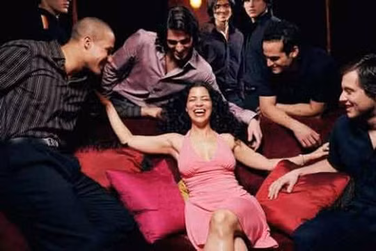 Chim chuột, tán tỉnh người khác trước mặt anh ấy. Tốt nhất khi yêu đừng nên thử. Sự ghen tuông không minh chứng cho điều gì ngoài đổ vỡ niềm tin. Nhất là với một người đàn ông.