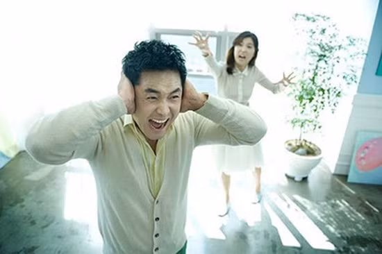 Cao giọng gọi chồng. Không anh chàng nào muốn bị vợ gọi bằng cách “la hét”. Hãy tự điều chỉnh âm lượng cho vừa đủ nghe, và đủ để chồng bạn có thể nghe thấy, hoặc nếu cần thiết có thể lên tận nơi để gọi anh ấy, chắc chắn anh ấy sẽ vui vẻ hơn nhiều.