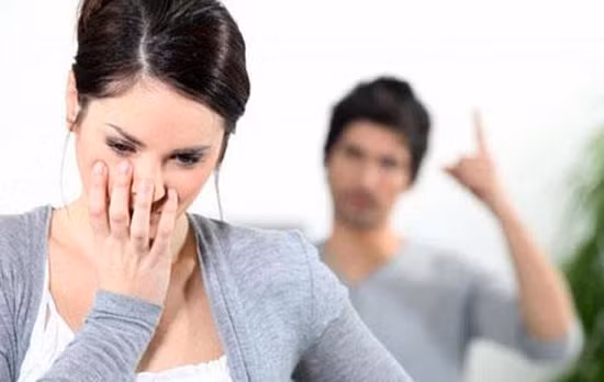 Hành động mất lịch sự. Ợ, xì hơi…có thể là những hành động bạn cho là bình thường khi chỉ có 2 vợ chồng. Nhưng những hành động đó ít nhiều sẽ làm mất hình ảnh đẹp của đối tác về bạn, nhất là việc đó diễn ra quá thường xuyên.