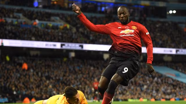 Romelu Lukaku có nguy cơ bật bãi khỏi Old Trafford. Trường hợp phải ra đi. Lukaku thích chuyển đến Juventus hơn. Vì thế, MU sẵn sàng đặt tiền đạo Bỉ lên bàn đàm phán với Lão phu nhân trong thương vụ hỏi mua Dybala.