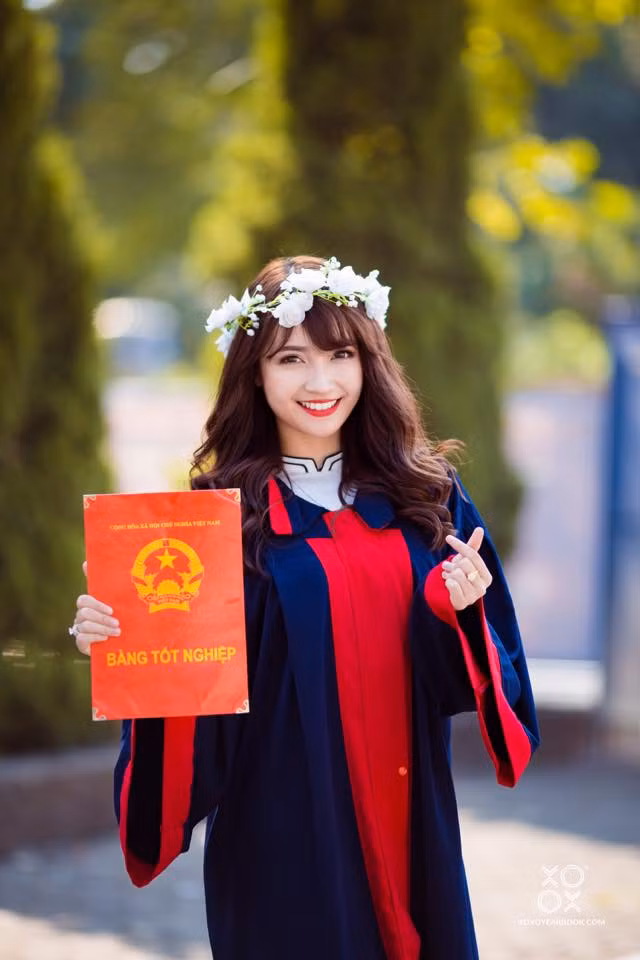 Cũng chính nhờ lợi thế đến từ ngoại hình giúp cô bạn hot girl Hà thành này tự tin lấn sân vào lĩnh vực diễn viên. Chia sẻ về niềm đam mê này, Bích Thủy nói với PV Kiến Thức:" Thật ra em thích được làm diễn viên từ nhỏ nhưng chưa bao giờ bộc lộ ra với mọi người kể cả bố mẹ . Hồi nhỏ em cũng học qua các lớp năng khiếu như múa , vẽ , đàn rồi nhưng không có niềm đam mê nên không theo được lâu."