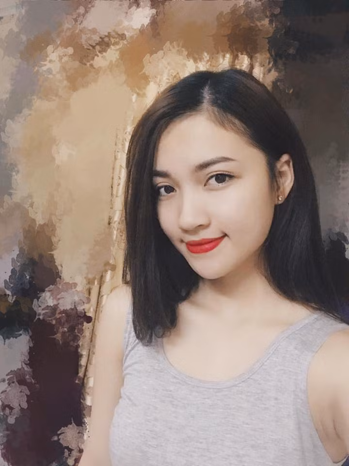 Trong công việc Bích Thủy còn là người mẫu cho các shop thời trang và các salon tóc , spa , nhận quảng cáo cho các nhãn hàng và sự kiện.