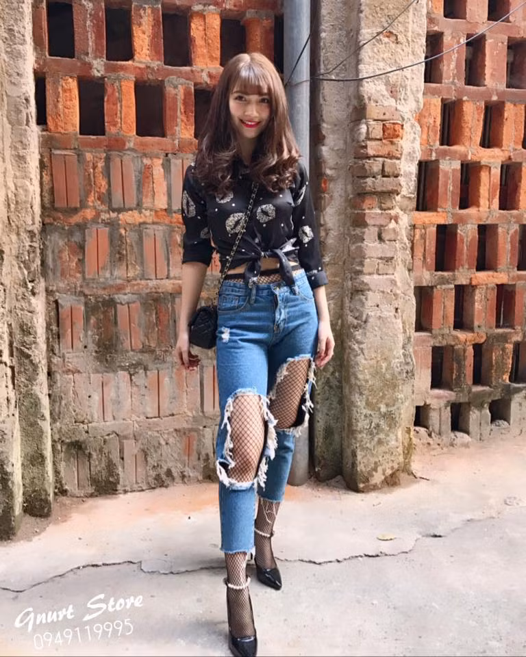 Nguyễn Bích Thủy hay được nhiều bạn bè biết tới bằng biệt danh Thủy Bi sinh năm 1999, hiện là học sinh lớp 12 trường THPT Đống Đa -Hà Nội.