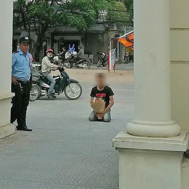 Mới đây nhất, cư dân mạng xôn xao về hình ảnh một anh chàng ôm bó hoa quỳ gối trước cổng trường Nhạc Viện Hà Nội. Từ 3h chiều, dưới cái nóng thiêu đốt gần 40 độ, chàng trai này vẫn kiên nhẫn quỳ gối chờ đợi ai đó.