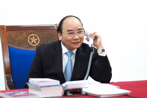 Thủ tướng Chính phủ Nguyễn Xuân Phúc trực tiếp gọi điện chúc mừng ngay sau chiến thắng của U23 Việt Nam. Ảnh: TTXVN.