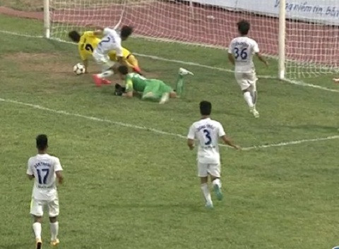 Đây là tình huống gây tranh cãi khiến BTC phải mổ băng khi khó có thể xác định được rằng Đình Tùng bên phía Thanh Hóa có chạm tay vào bóng khi nâng tỷ số lên 2-1 trong trận gặp HAGL tại vòng 15. Tuy nhiên, vấn đề ở đây là dường như BTC V.League đã làm một việc không cần thiết là mổ băng trong khi luật FIFA đã quy định rõ ràng về những trường hợp tương tự.