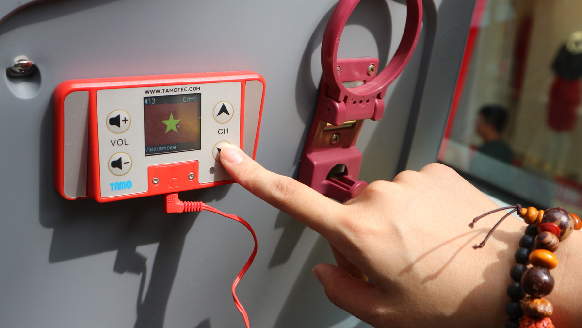 Xe được trang bị hệ thống thuyết minh về các điểm tham quan và dịch tự động bằng nhiều ngôn ngữ. Khách có thể căn cứ vào đó để quyết định xuống trạm hay bỏ trạm tham quan.