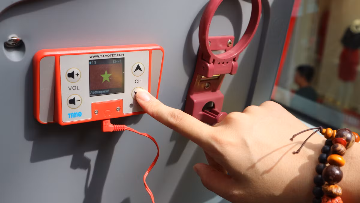 Xe được trang bị hệ thống thuyết minh về các điểm tham quan và dịch tự động bằng nhiều ngôn ngữ. Khách có thể căn cứ vào đó để quyết định xuống trạm hay bỏ trạm tham quan.