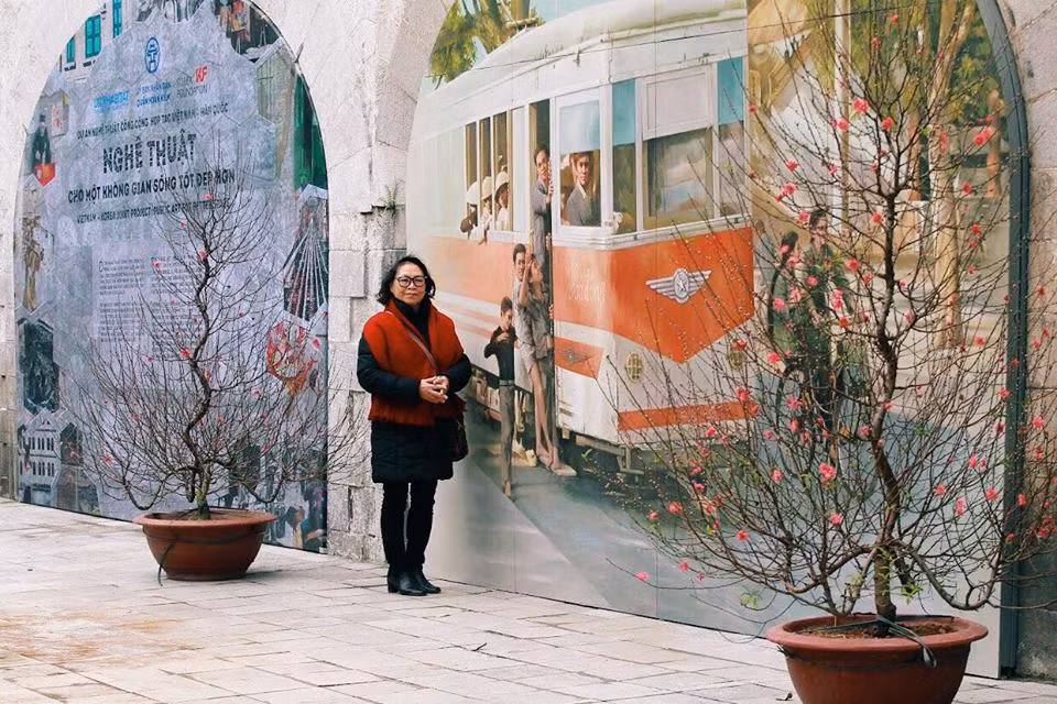 Dù chỉ mới khai trương, nhưng phố bích họa thu hút rất đông khách ngoại quốc tới tham quan. Phần lớn đều tỏ ra ngạc nhiên, thú vị và nhận xét những bức tranh trên tường khá tuyệt vời.