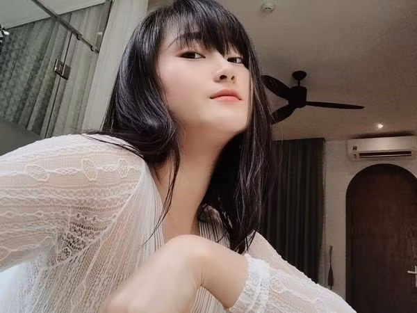 Được biết, cặp đôi đang tận hưởng kỳ nghỉ hè tại một khách sạn hạng sang ở Đà Nẵng. Bộ ảnh của Thùy Dương do chính tay bạn trai Huy Hùng bấm máy.