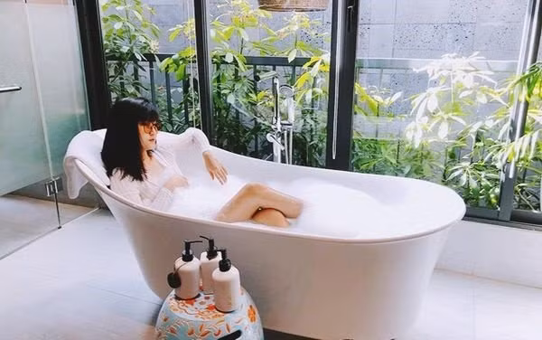 Huy Hùng và Thuỳ Dương đã có 4 năm mặn nồng bên nhau. Nhờ sự nổi tiếng của bạn trai, Thùy Dương đang ăn nên làm ra với công việc kinh doanh online các sản phẩm làm đẹp của mình.