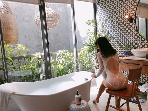 Sở hữu gương mặt xinh xắn, Thuỳ Dương và Huy Hùng được nhiều người nhận xét là cặp đôi “trai tài gái sắc”. Bên cạnh nhan sắc xinh đẹp, bạn gái Huy Hùng cũng sở hữu thân hình nóng bỏng. Với body suit xuyên thấu, Thùy Dương khoe vóc dáng quyến rũ không kém “nữ hoàng nội y” Ngọc Trinh.