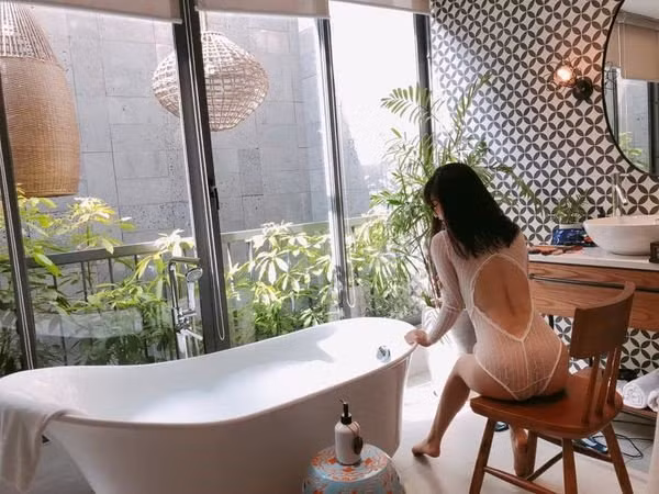 Sở hữu gương mặt xinh xắn, Thuỳ Dương và Huy Hùng được nhiều người nhận xét là cặp đôi “trai tài gái sắc”. Bên cạnh nhan sắc xinh đẹp, bạn gái Huy Hùng cũng sở hữu thân hình nóng bỏng. Với body suit xuyên thấu, Thùy Dương khoe vóc dáng quyến rũ không kém “nữ hoàng nội y” Ngọc Trinh.