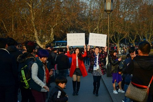 Với dịch vụ làm người yêu thuê, bạn gái tạm thời này, hai cô gái có thể cùng người thuê đi xem phim, dạo phố, ăn uống, mua sắm... với điều kiện mọi chi phí đều do người thuê chi trả.