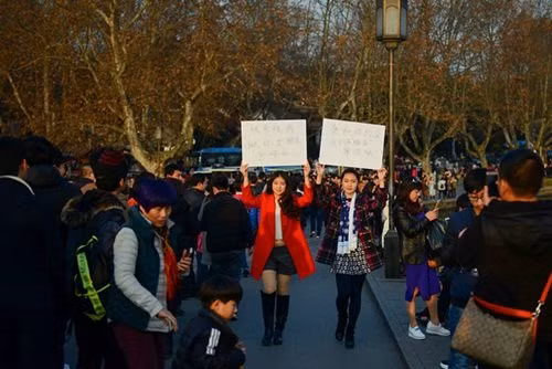 Với dịch vụ làm người yêu thuê, bạn gái tạm thời này, hai cô gái có thể cùng người thuê đi xem phim, dạo phố, ăn uống, mua sắm... với điều kiện mọi chi phí đều do người thuê chi trả.