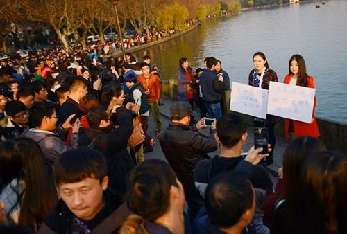 Theo như hai cô gái này chia sẻ, họ đều là nữ sinh của một trường đại học ở Hàng Châu, đang trong tình trạng độc thân. Trong thời gian nhàn rỗi muốn kiếm chút tiền, họ đã nghĩ ra dịch vụ tự cho thuê chính mình.