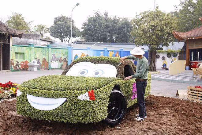 Theo tìm hiểu của PV thì đây là khu vườn cây cảnh tại công viên ngoài trời Thiên Đường Bảo Sơn - Hà Nội. BQL của khu vui chơi này đã chuẩn bị vườn cây mang tên Bao Son Garden Festival 2017 để đón khách dịp Tết Nguyên Đán 2017.