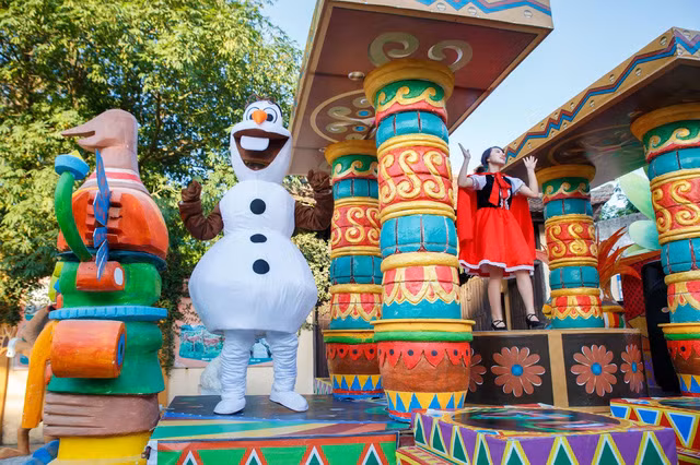 Mùng 3,4,5 Tết cũng là thời điểm khu vườn cổ tích Disney tươi đẹp, xinh xắn nhất, phù hợp cho du khách tham quan đầu xuân.