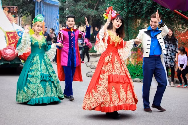 Ngoài vườn cây cảnh, trong khuôn viên của Thiên đường Bảo Sơn vào dịp Tết cũng sẽ diễn ra những hoạt động diễn hành đường phố với những đoàn xe được trang trí rực rỡ cùng với đó là những vũ công lộng lẫy được mang tên Carnival.