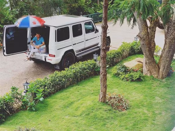 Đăng ảnh ngồi trên thùng xe, Minh Nhựa hài hước chia sẻ trên trang cá nhân với dòng trạng thái: "Nghề mới… bán nước dạo"