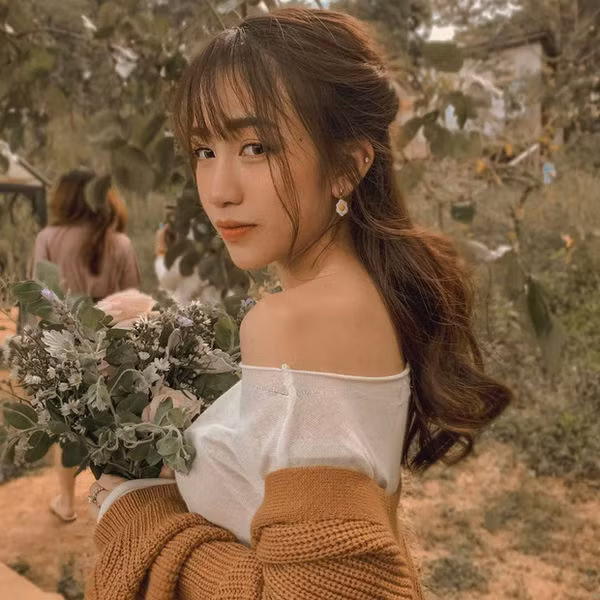 Còn với cô con gái đại gia Minh Nhựa, trên trang cá nhân Minh Anh vẫn "nhá hàng" ảnh cưới theo phong cách nhỏ giọt khiến nhiều người tò mò không biết đám cưới của cô sẽ như thế nào đây.