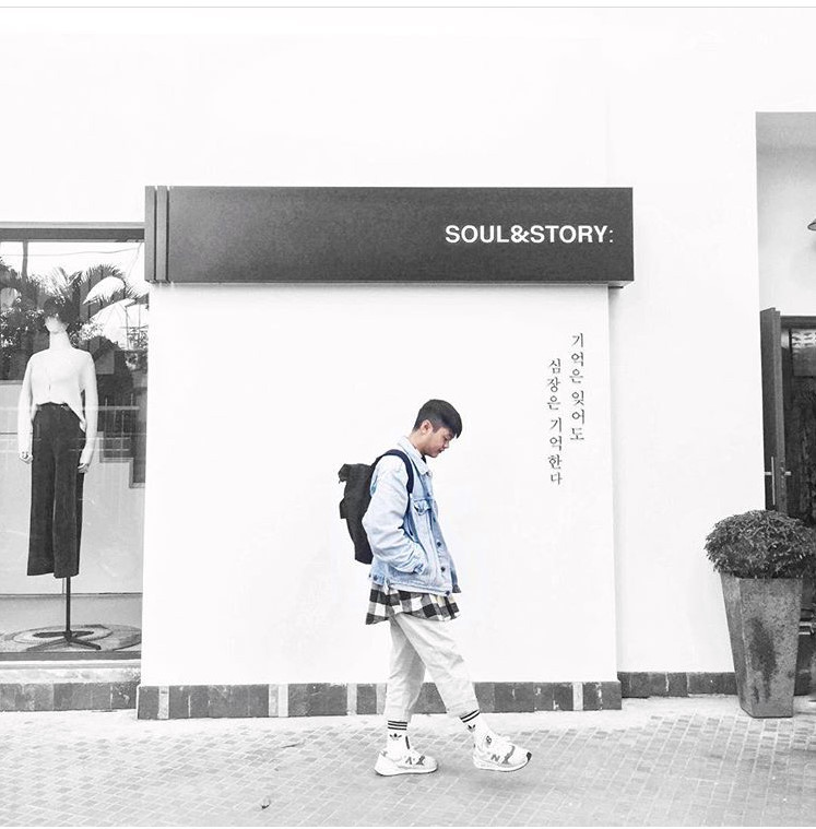 Chỉ với tông trắng và một dòng chữ Hàn ''không phải ai cũng dịch được'', nơi đây đã tạo nên một background chụp ảnh bắt mắt. Xem ảnh, nhiều người sẽ nghĩ bạn đang đi du lịch Hàn Quốc.