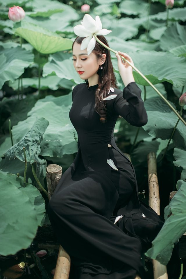 Giống như nhiều bộ ảnh khác, anh Hùng và mẫu ảnh cũng lựa chọn áo dài chụp cùng hoa sen. Tuy nhiên điểm độc đáo của bộ ảnh này lại ở bộ áo dài màu đen tuyền và bông hoa sen trắng nổi bật thay vì áo dài trắng như thông lệ.
